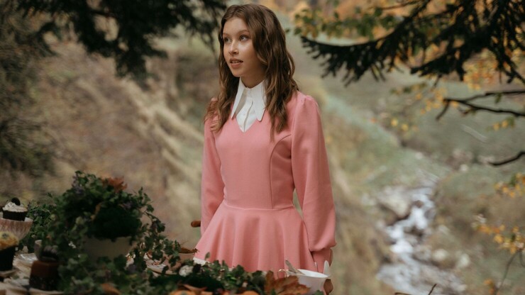 «Нет времени — нет изменений»: новый трейлер сказки «Алиса в Стране Чудес» с Пересильд и Биковичем