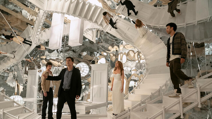 Старое и новое поколение иллюзионистов фокусничают в отрывке из фильма «Иллюзия обмана 3»