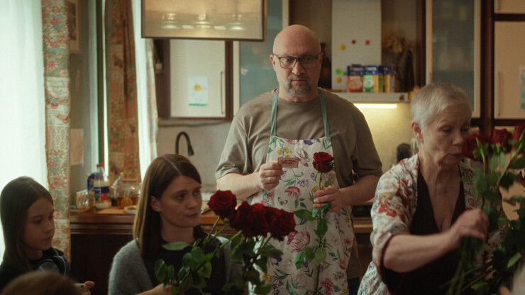 Папа готовит праздничный завтрак в отрывке из комедии &laquo;Тюльпаны&raquo; от компании, подарившей &laquo;Ёлки&raquo;