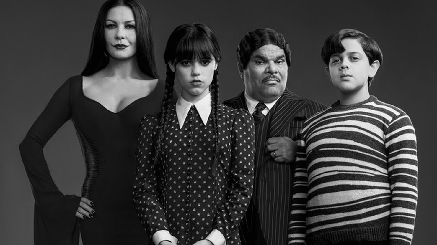 Кэтрин Зета-Джонс, Дженна Ортега и остальная инфернальная семейка на промо сериала "Уэнздей"