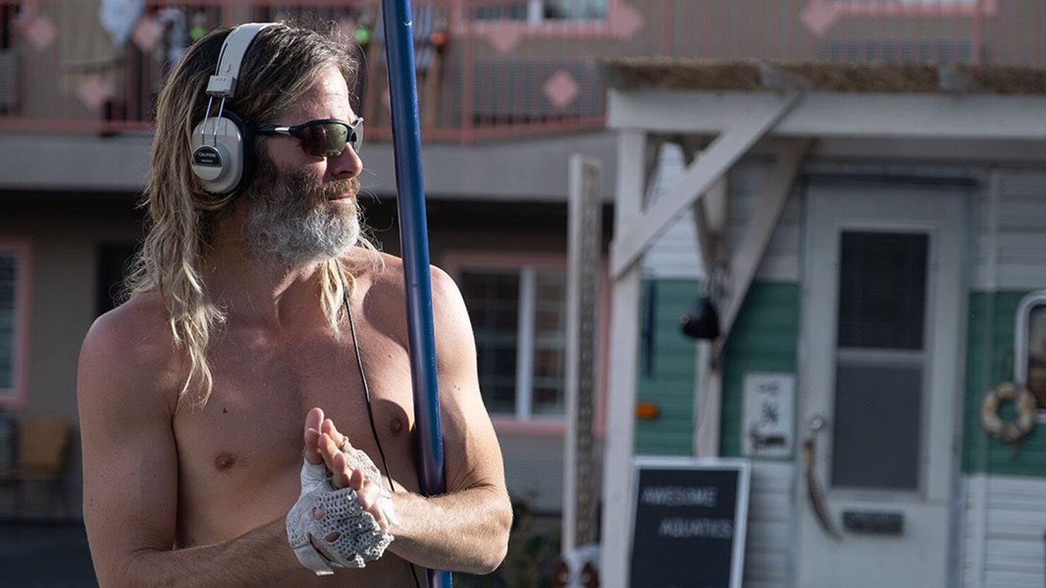 Бомжеватый Крис Пайн готов почистить ваш бассейн в своём режиссёрском дебюте (фото) Бомжеватый Крис Пайн готов почистить ваш бассейн в своём режиссёрском дебюте (фото)