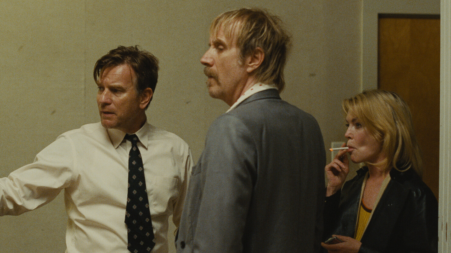 Юэн Макгрегор не может понять, почему мама сидит на диване на первом кадре фильма «Мама, Диван»