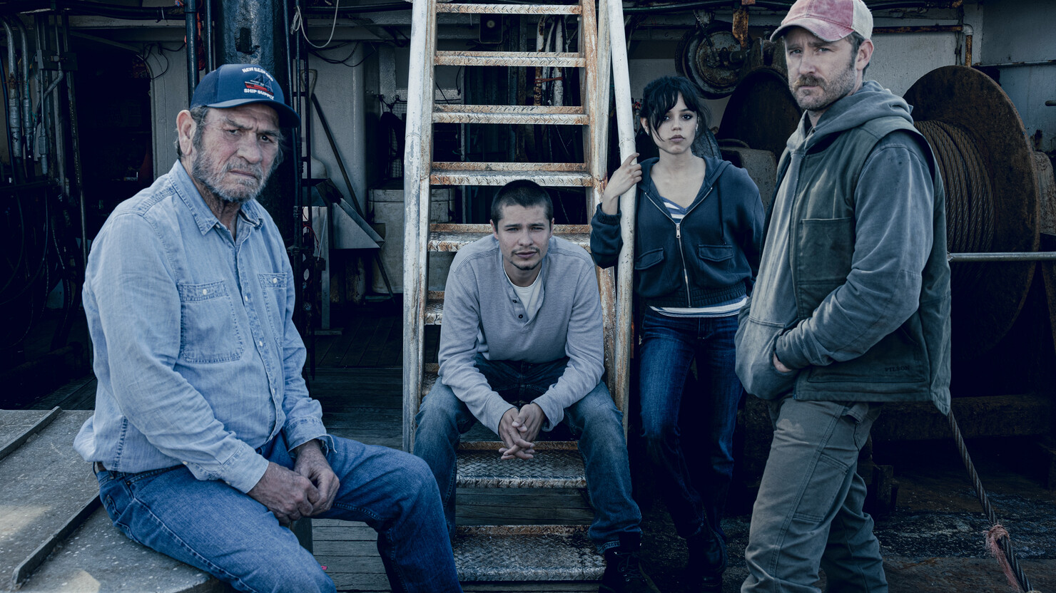 Дженна Ортега в компании суровых рыбаков на первом кадре криминальной драмы «Лучший вид» Дженна Ортега в компании суровых рыбаков на первом кадре криминальной драмы «Лучший вид»