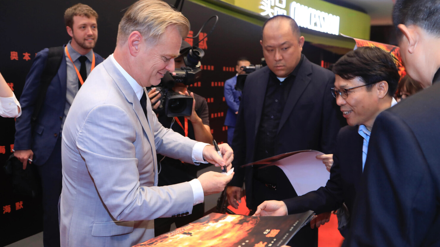 Кристофер Нолан прорвался в Китай для удачного проката «Оппенгеймера» (фото) Кристофер Нолан прорвался в Китай для удачного проката «Оппенгеймера» (фото)