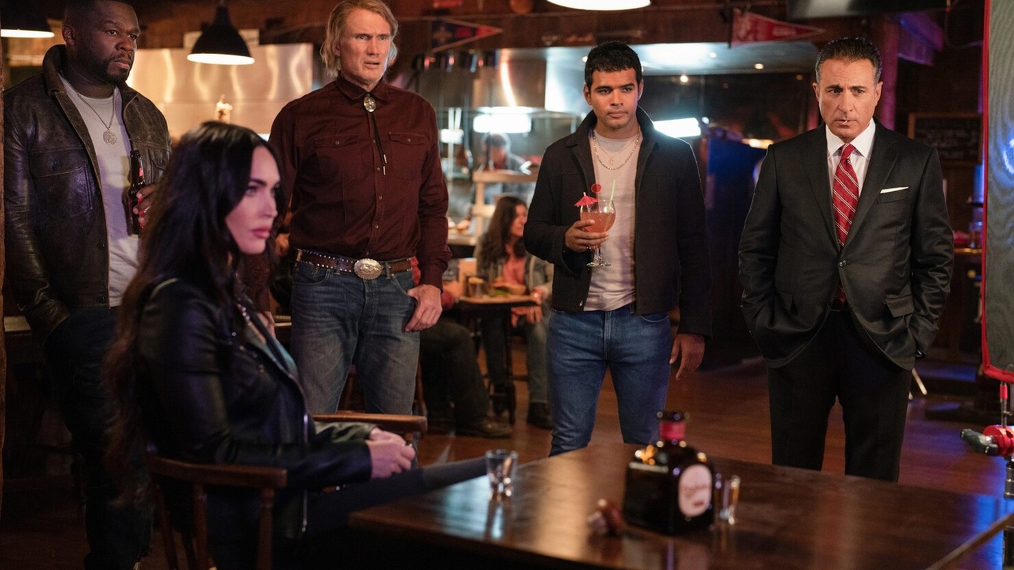 Меган Фокс и Дольф Лундгрен обеспокоены на свежем кадре из «Неудержимых 4»