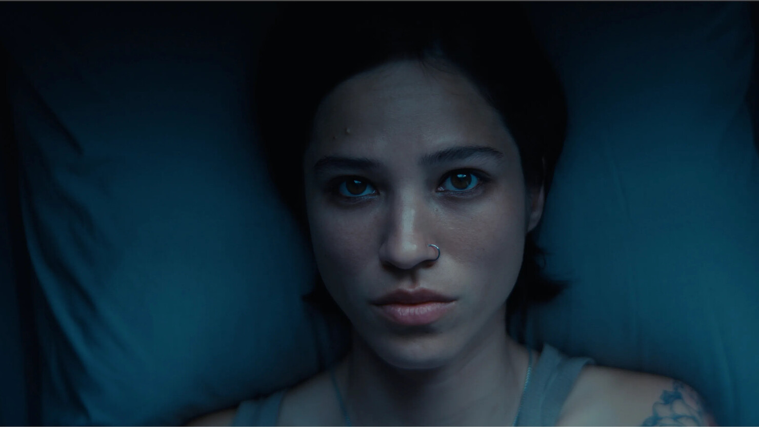 Первый кадр из нового ужастика продюсера Сэма Рэйми «Не двигайся» Первый кадр из нового ужастика продюсера Сэма Рэйми «Не двигайся»