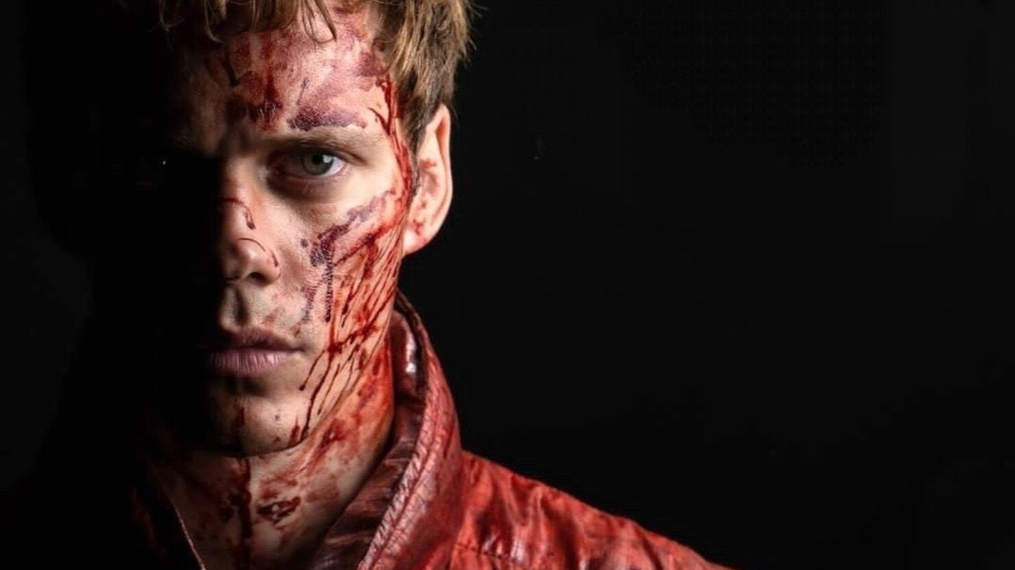 Кровавые кадры боевика «Мальчик убивает мир» с Биллом Скарсгардом