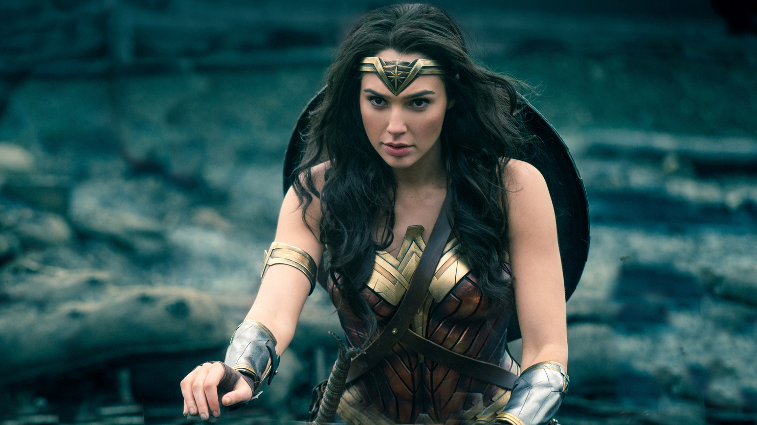 Чудо-женщина против Аквамена за кадром нового фильма (фото со съёмок) Чудо-женщина против Аквамена за кадром нового фильма (фото со съёмок)