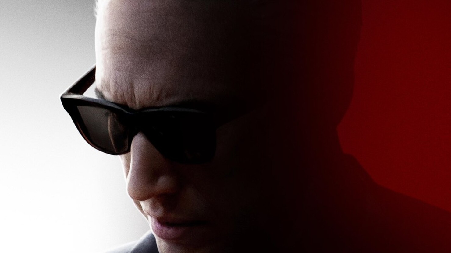 Сосредоточенный Адам Драйвер на первой афише гоночной драмы «Феррари»