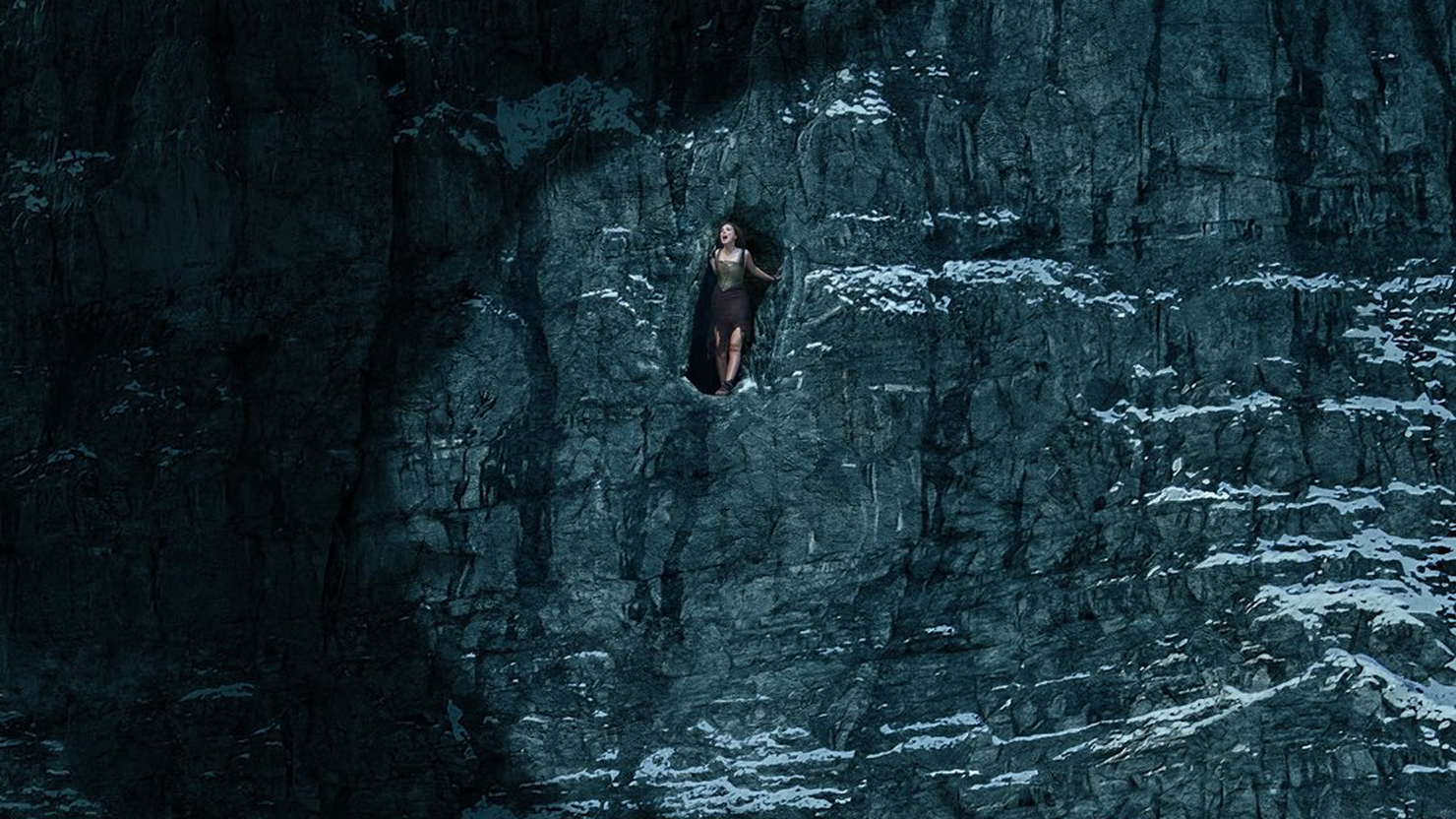 Милли Бобби Браун в сложной ситуации на постере фэнтези «Девица»