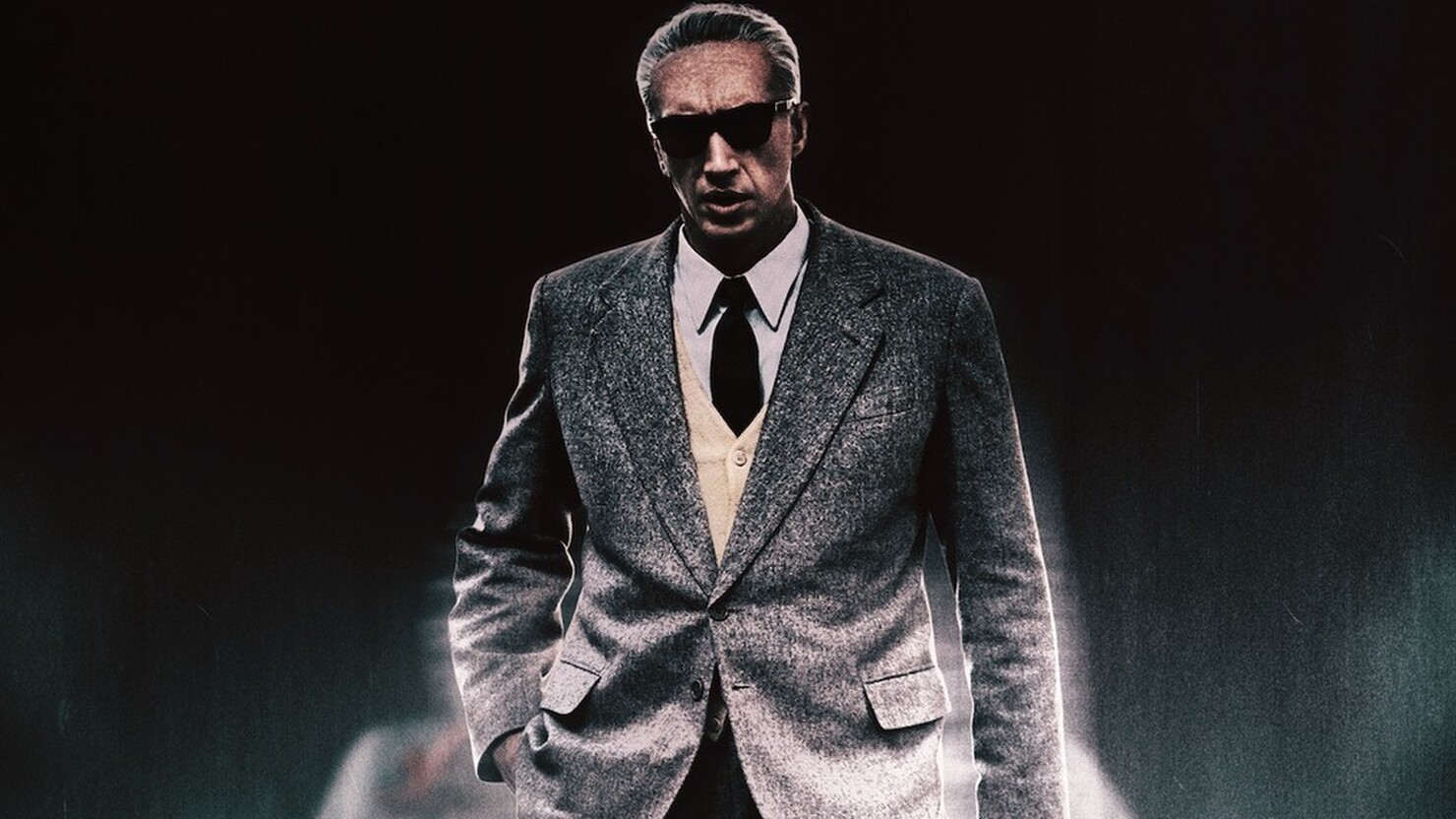 Адам Драйвер и темнота на постере фильма «Феррари»