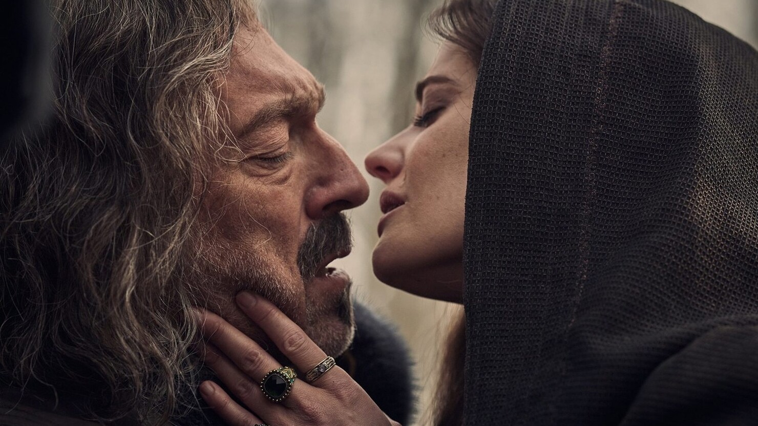 Ева Грин соблазняет Атоса на свежих кадрах «Трёх мушкетёров: Миледи»