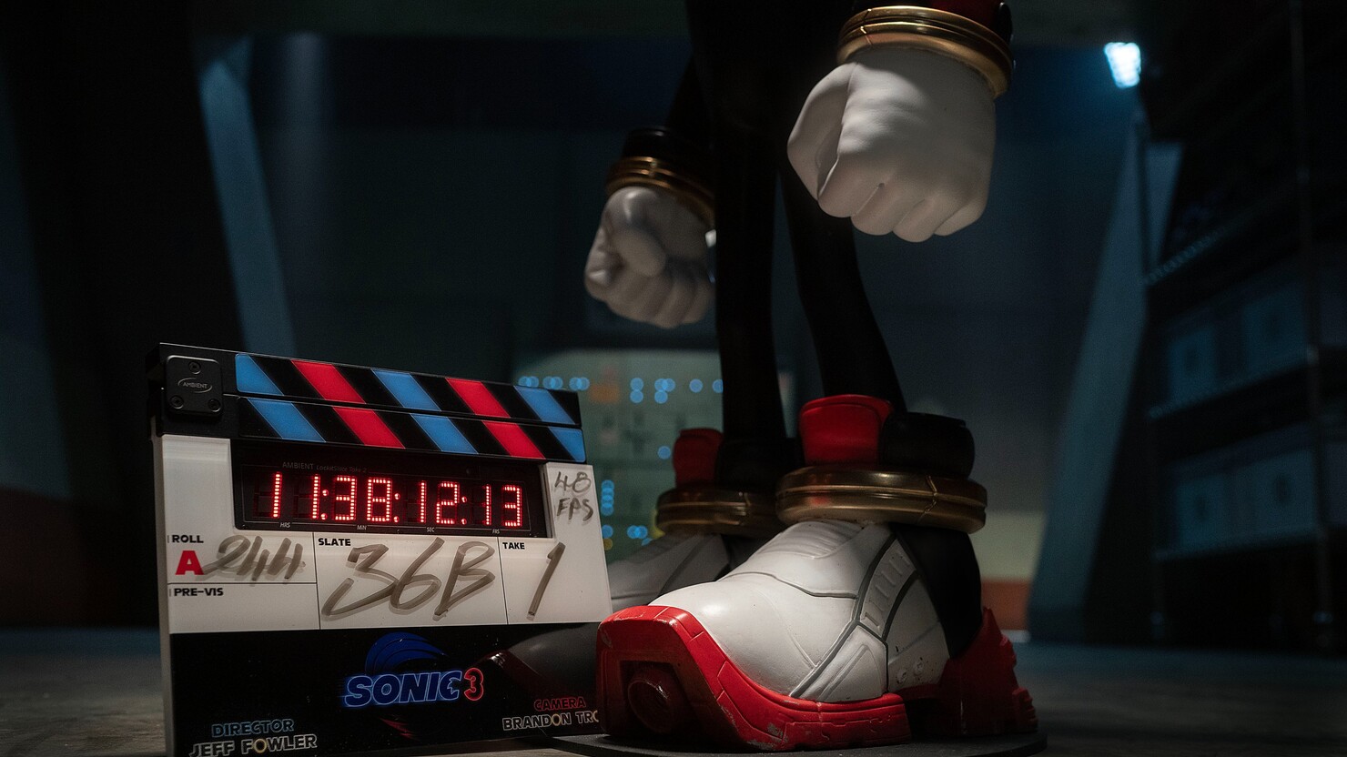 Модные кроссовки ёжика Шэдоу на промо-кадре «Соника в кино 3»