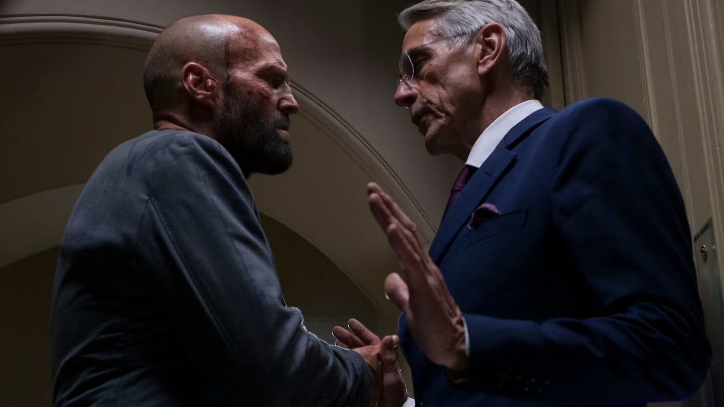 Окровавленный Джейсон Стэйтем угрожает Джереми Айронсу на свежих кадрах «Пчеловода» Окровавленный Джейсон Стэйтем угрожает Джереми Айронсу на свежих кадрах «Пчеловода»