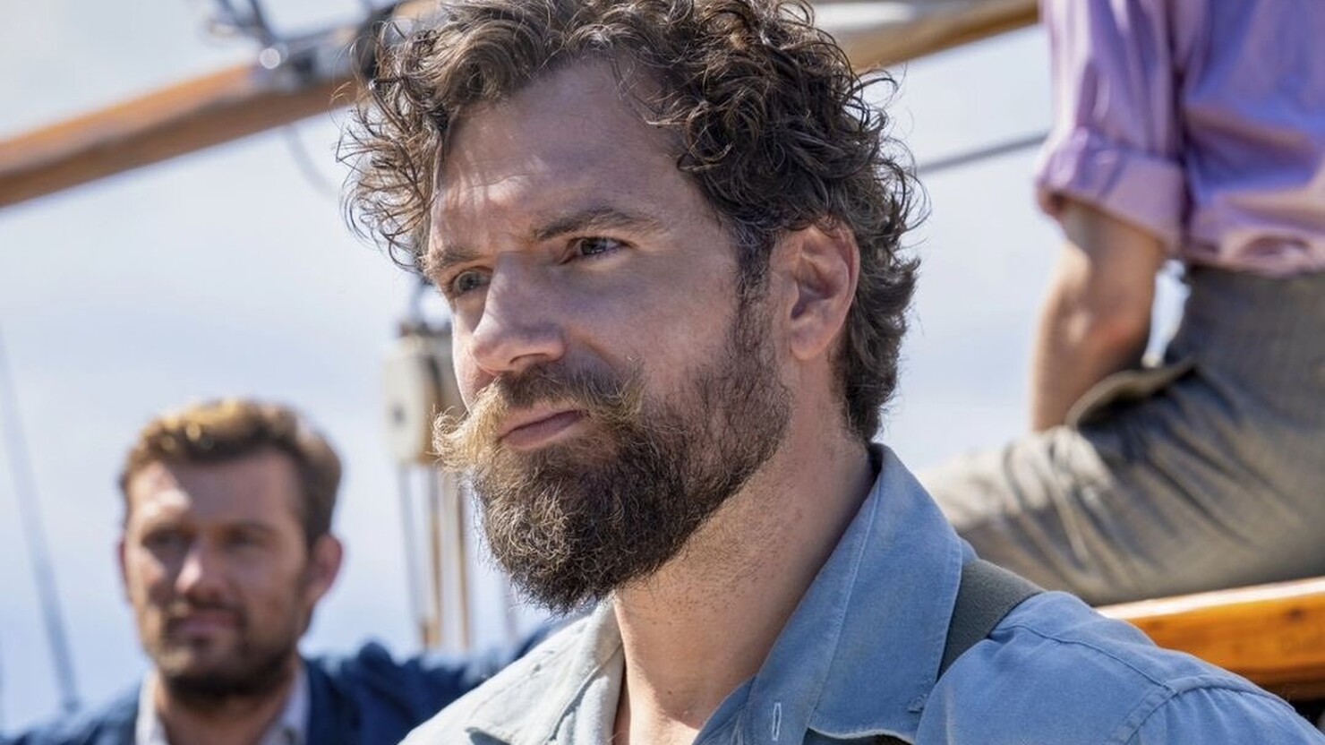 Могучий бородач Генри Кавилл поднялся на борт промо-кампании «Министерства неджентльменских дел» (фото)