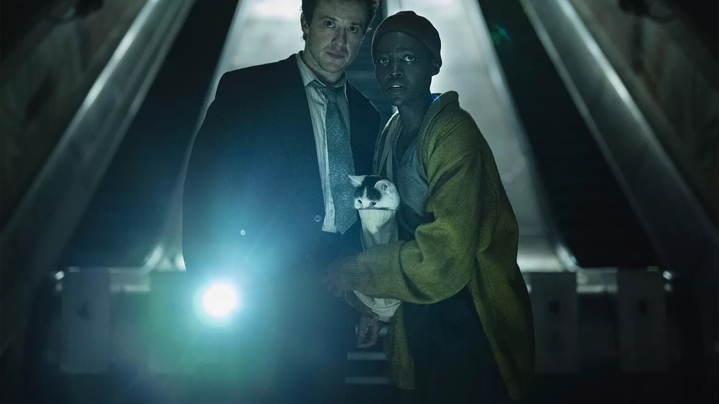 Джозеф Куинн и Лупита Нионго затихорились на первом кадре ужастика «Тихое место: День Первый»