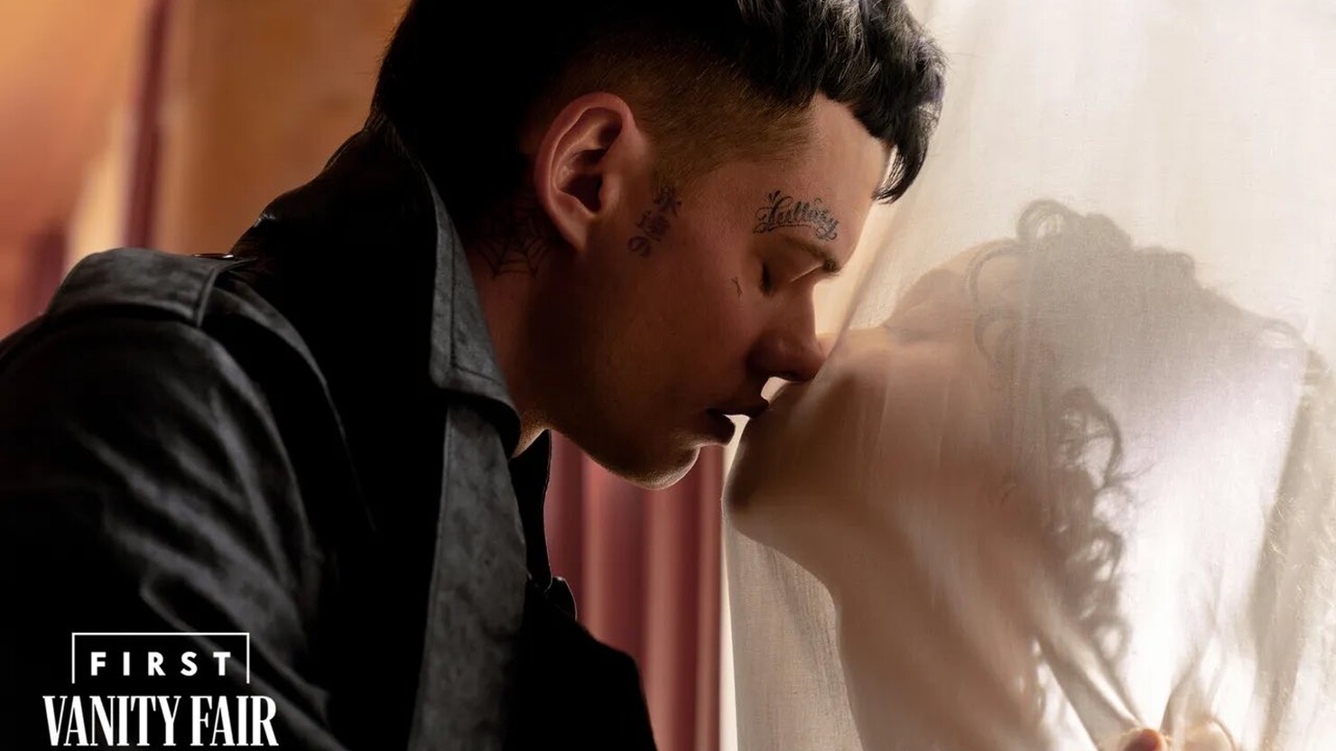 Первый взгляд на «Ворона»: Билл Скарсгард в татуировках и его возлюбленная