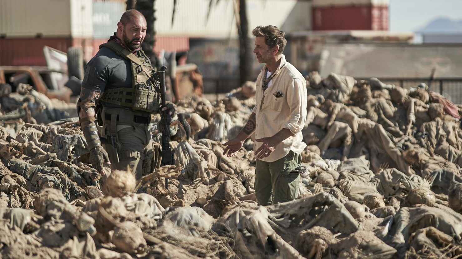 Дэйв Батиста и Зак Снайдер по колено в трупах на кадре со съёмок фильма "Армия мертвецов"